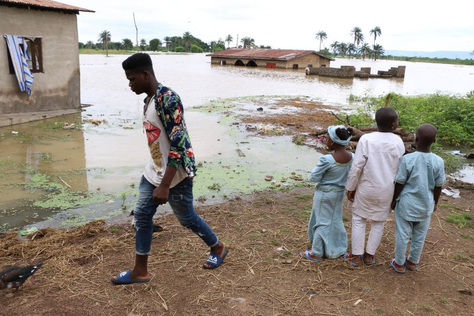 Stanovnici gledaju štetu nakon teških kiša u mestu Lokoja, državi Kogi u Nigeriji, septembar 2018.