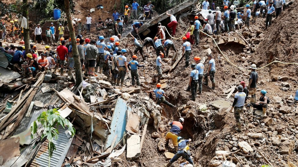 Spasioci prekopavaju po blatu i po ruševinama u potrazi za telima stradalih ljudi