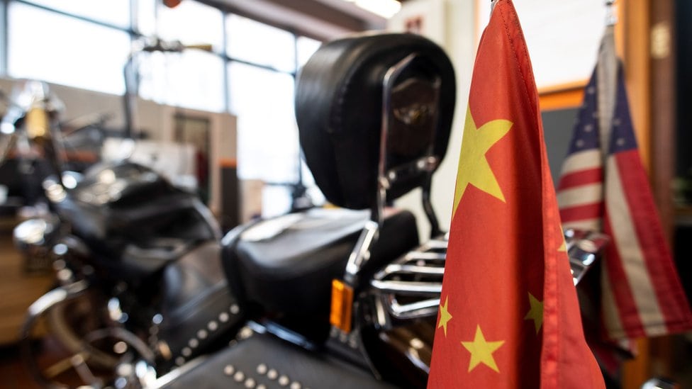 Kineska i američka zastava na motoru Harli Dejvidson