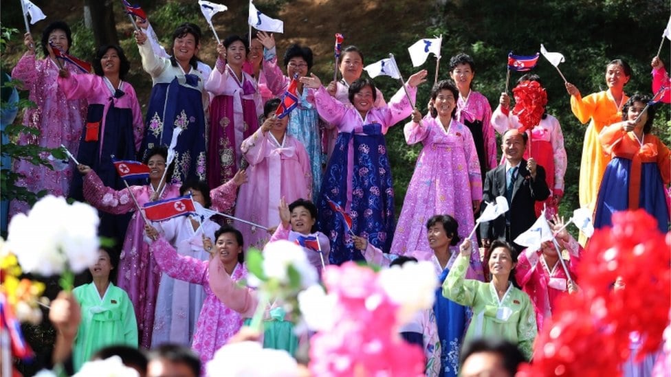 Severnokorejanci u narodnim nošnjama pozdravljaju Muna