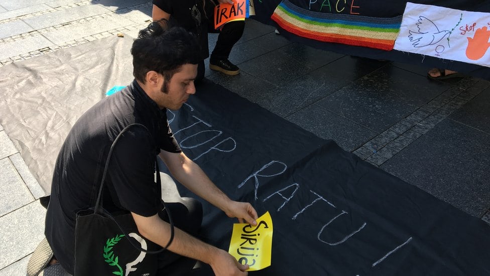 Beograd: Novi performans 'Žena u crnom' 1 Goran Lazin tokom performansa u Knez Mihailovoj