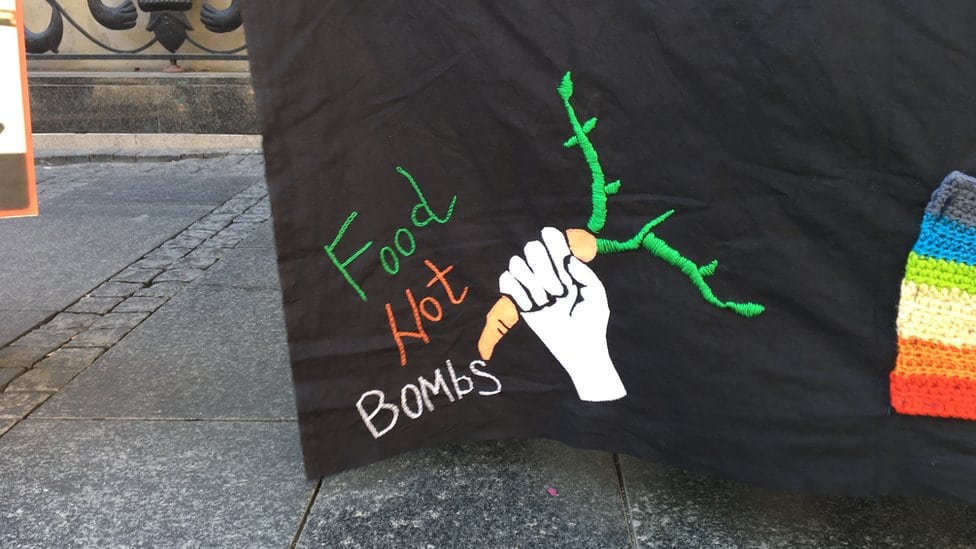 Beograd: Novi performans 'Žena u crnom' 2 Transparent Žena u crnom