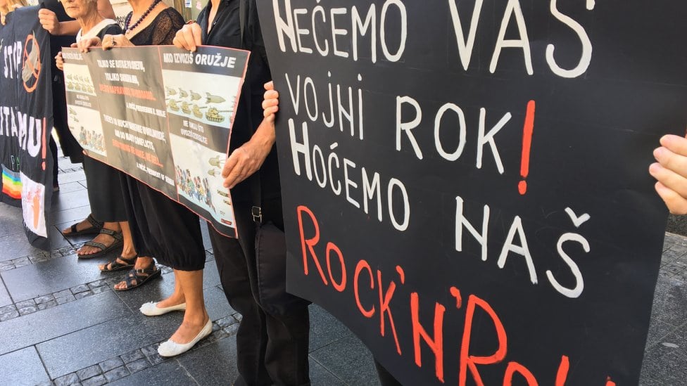 Beograd: Novi performans 'Žena u crnom' 5 Transparenti