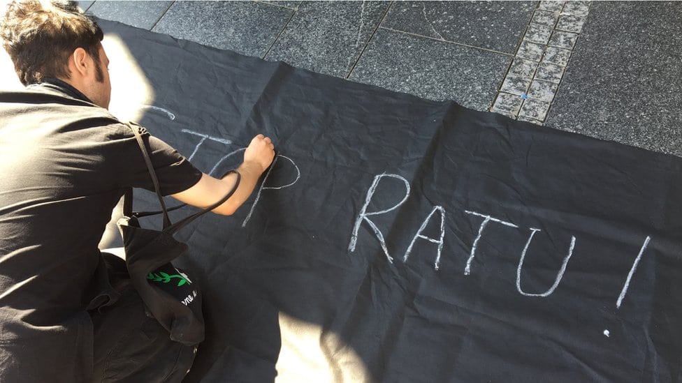 Beograd: Novi performans 'Žena u crnom' 6 Lazin piše tokom performansa