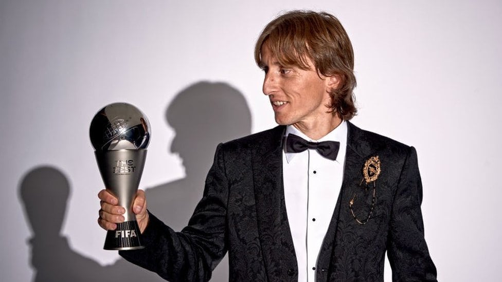 Modrić sa peharom za najboljeg fudbalera sveta