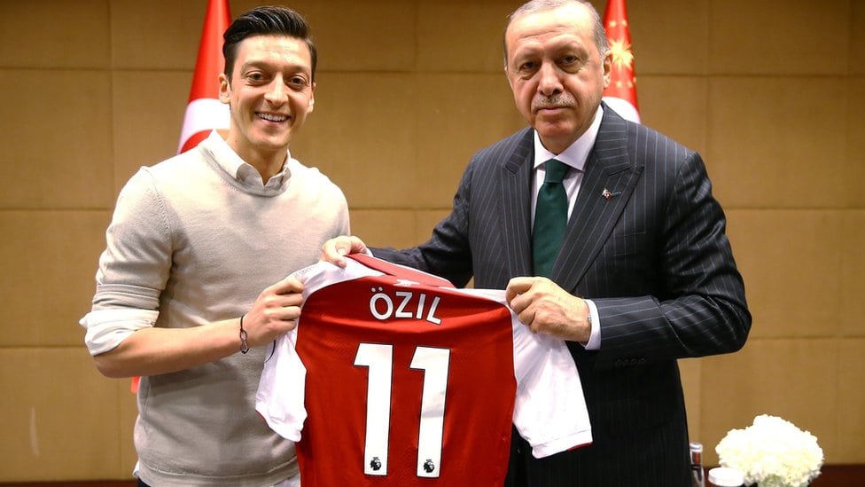 Ozil poklanja dres Erdoganu