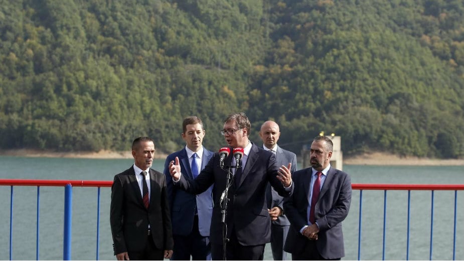 Vučić: Traktor na poklon porodici Kovačević 1