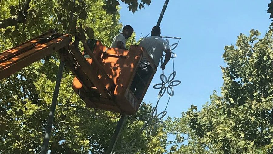 Postavljanje novogodišnje dekoracije počelo je danas 1