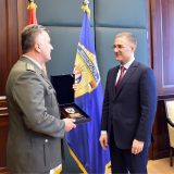 Stefanović uručio plaketu zastupniku načelnika VMA 9