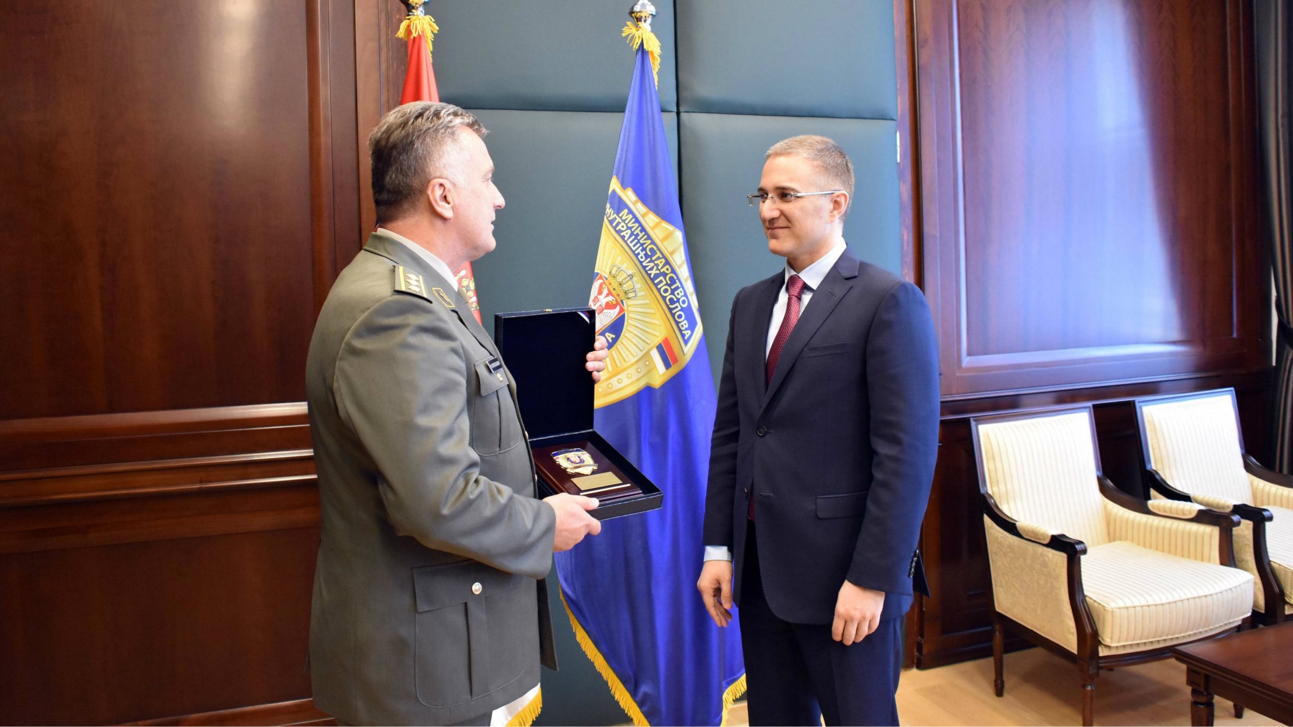 Stefanović uručio plaketu zastupniku načelnika VMA 1