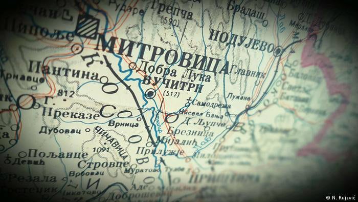 Srbi i Albanci nadneti nad kartu 1