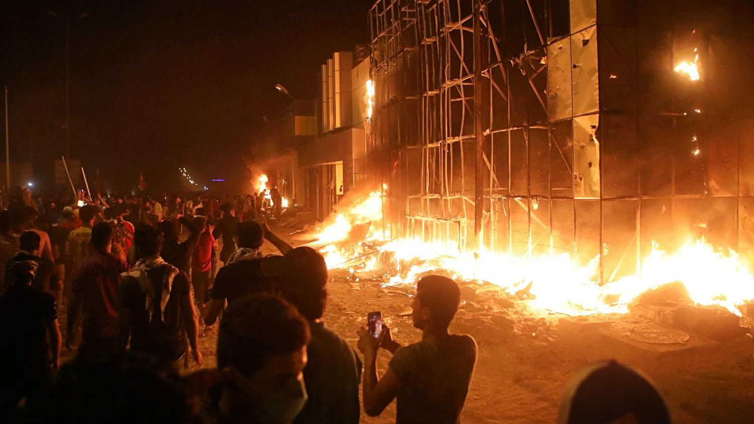 Demonstranti u Basri zapalili zgradu lokalne uprave 1