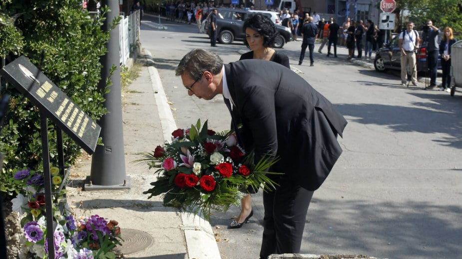 Vučić položio cveće na spomen ploču Olivera Ivanovića 1
