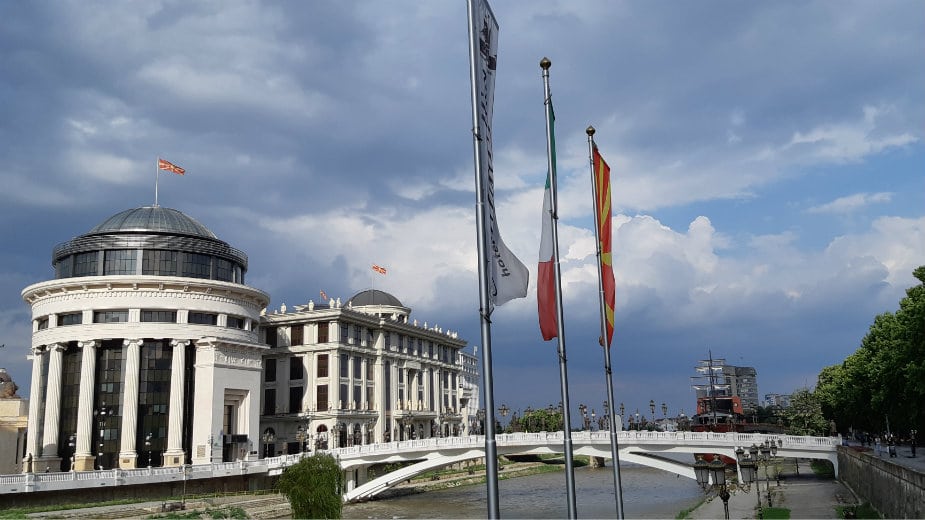 Lažna prijava o bombi pred Vladom u Skoplju tokom posete Fon der Lajen 1