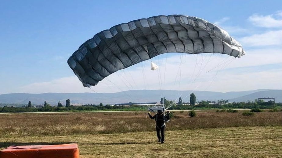 Završena manifestacija "Padobranski skok veterana" 1