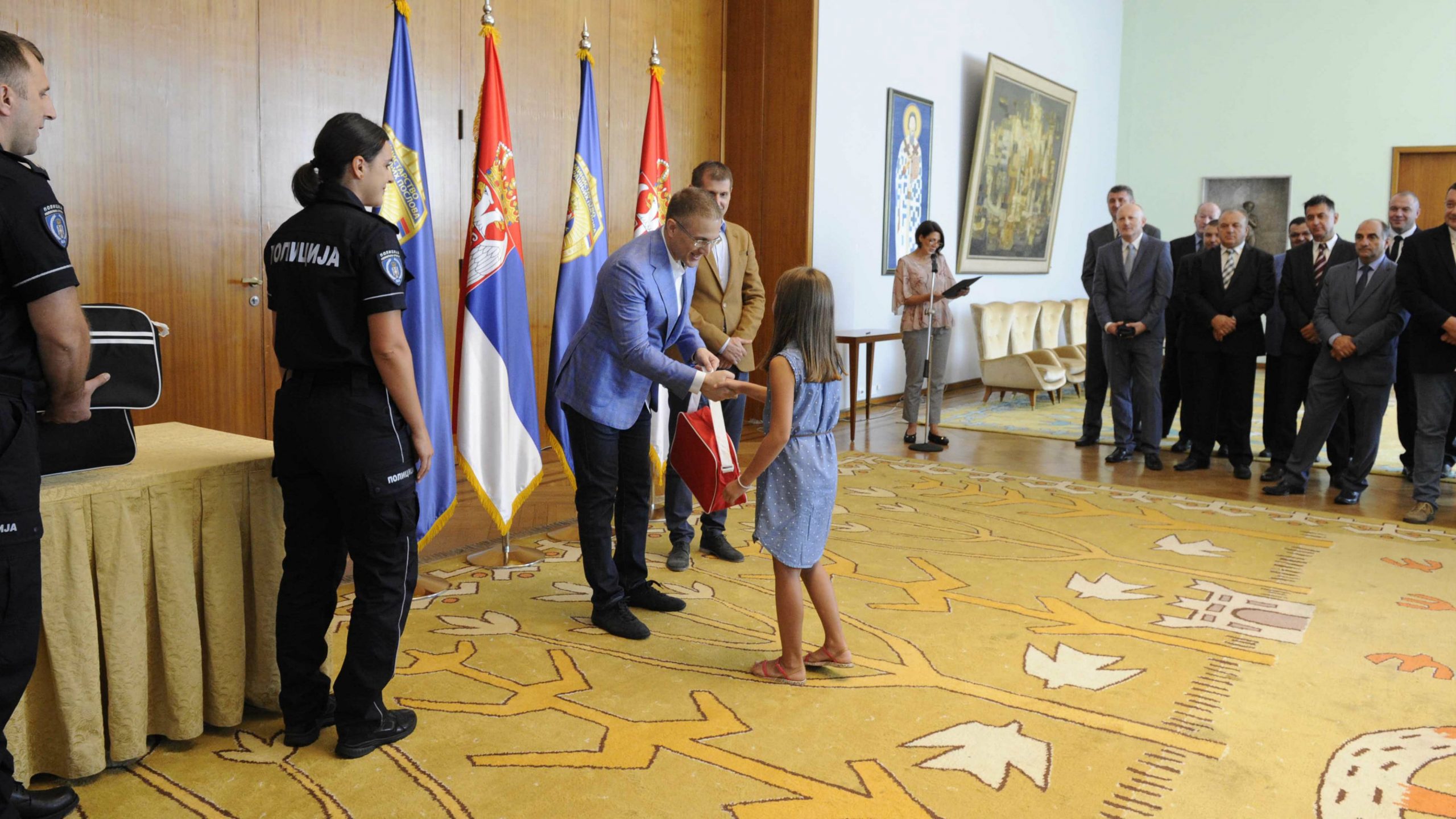 Stefanović uručio poklone deci stradalih policajaca 1