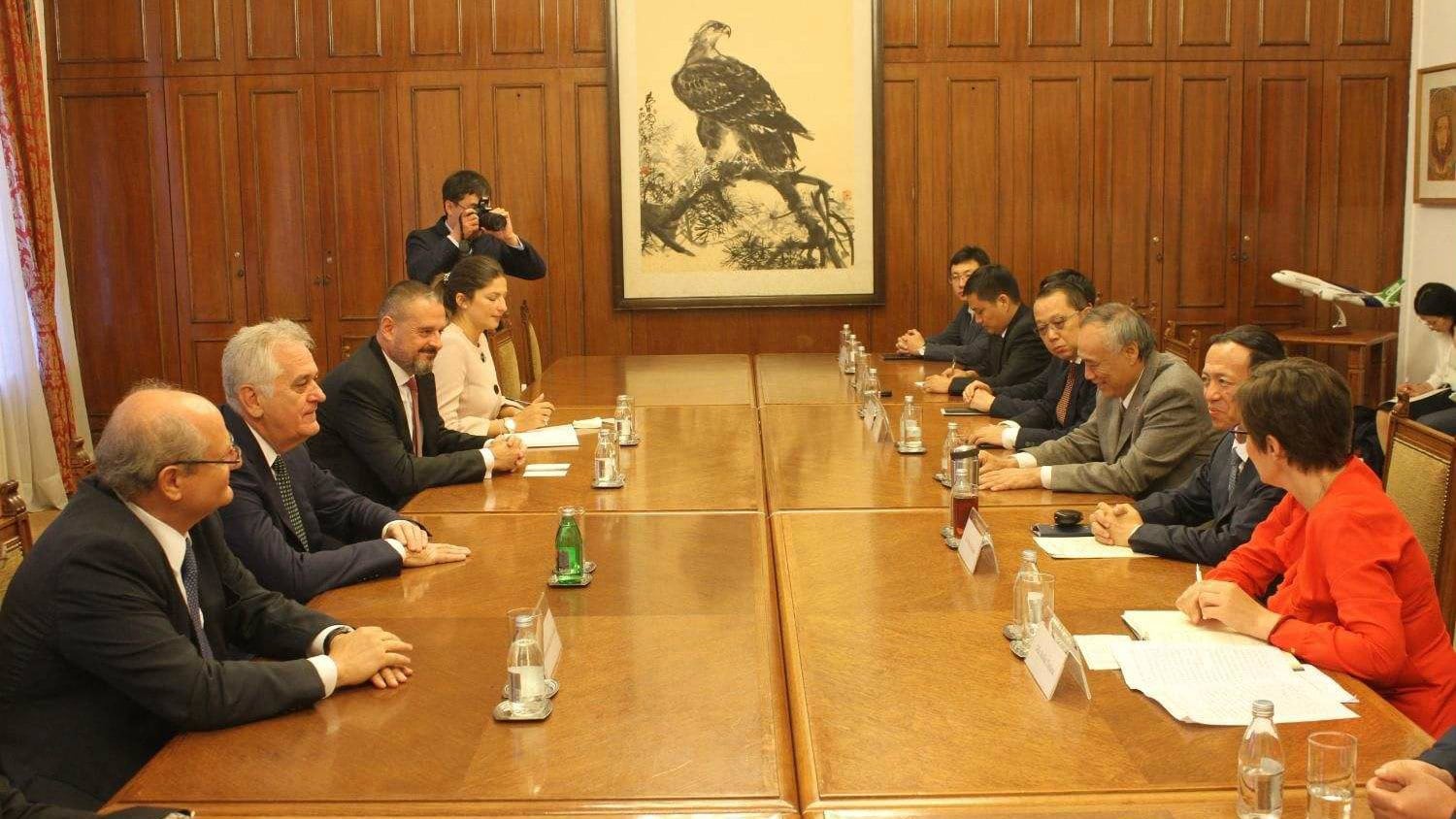 Nikolić sa kineskom delegacijom o dolasku investitora u Srbiju 1