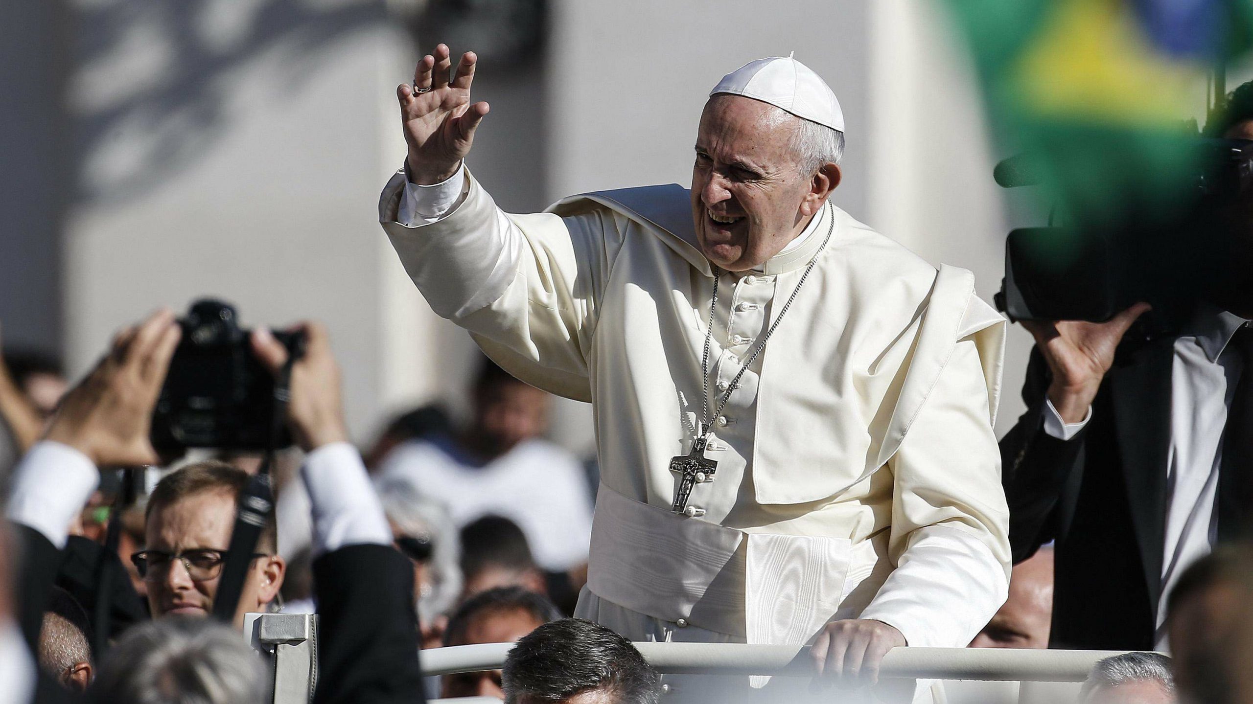 Papa Franja se moli za Pariz posle požara u Notr Damu 1