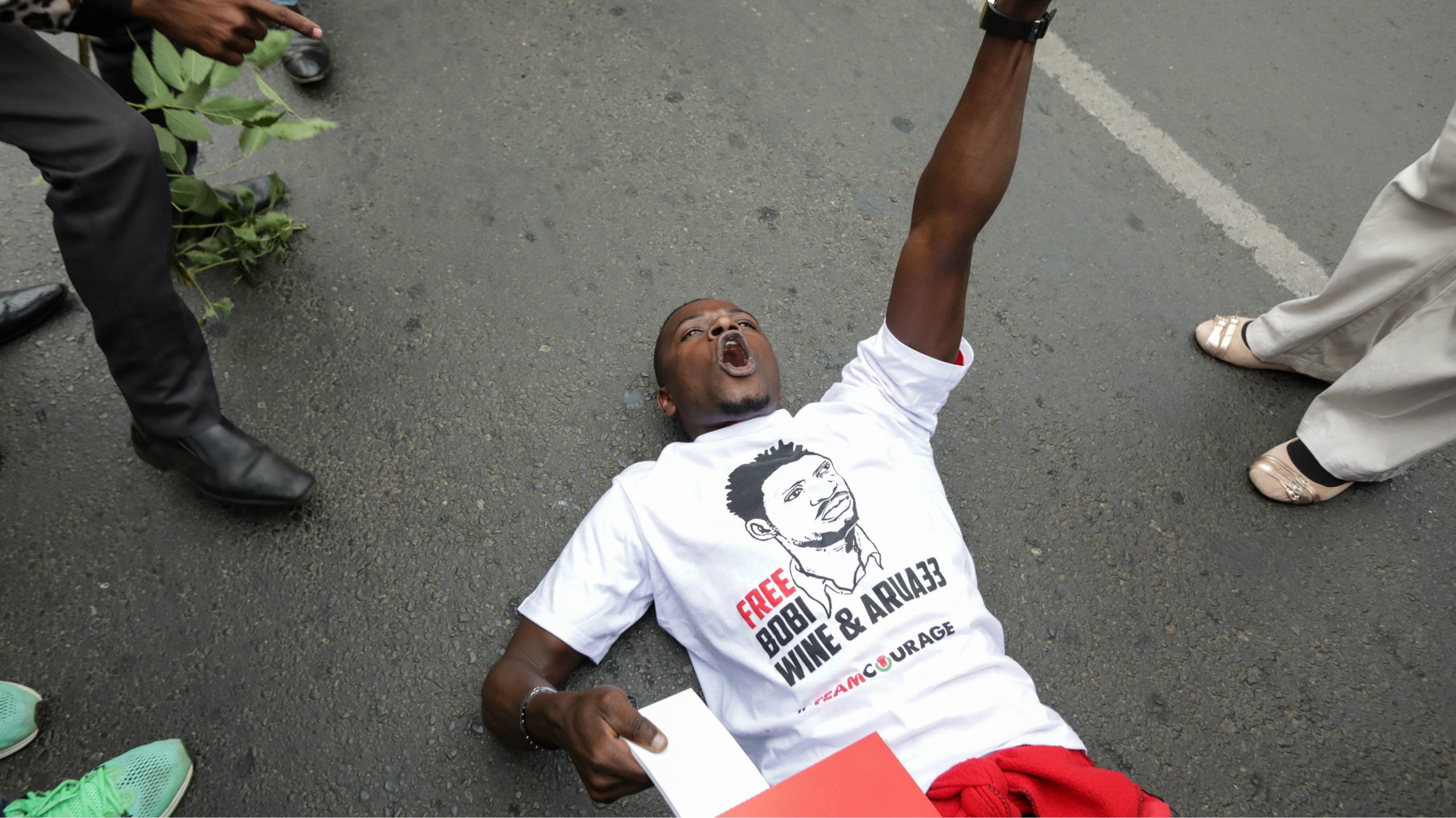 Pop zvezda političar vraća se u Ugandu 1