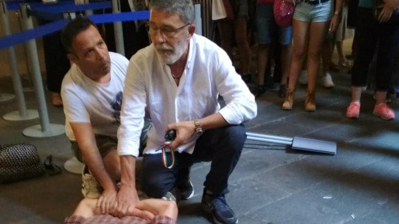 Muškarac slikom udario Marinu Abramović u glavu ( VIDEO) 1