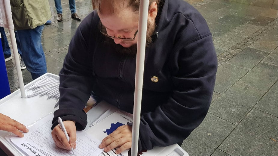 Dimitrije Vojnov dao svoj potpis u akciji „Jedan potpis menja sve“ 1