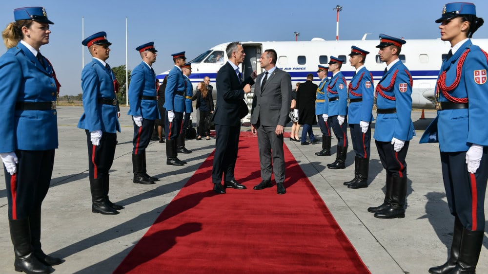 Vulin dočekao Stoltenberga na aerodromu 1