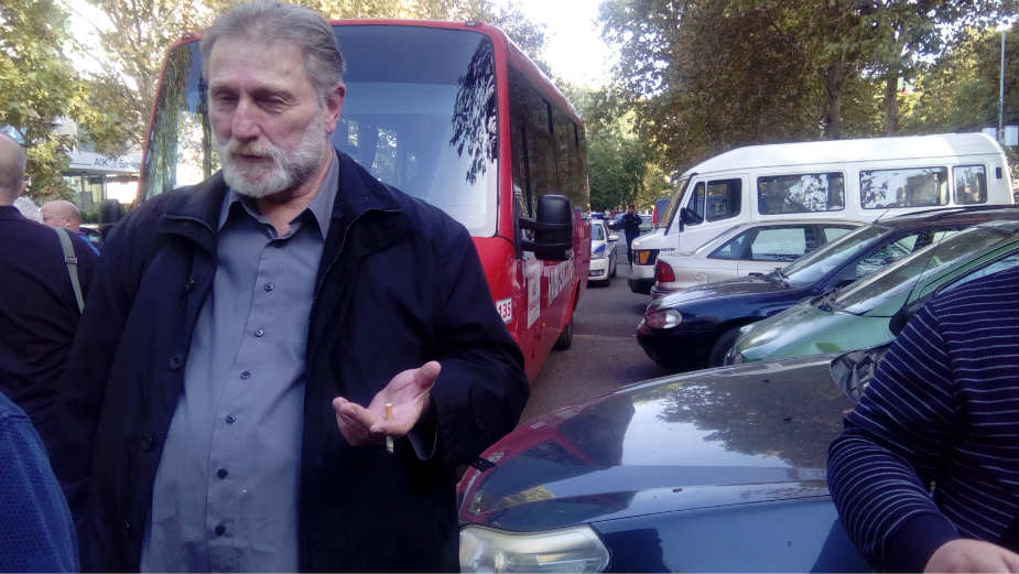 Policija ratovala protiv performansa i transparenta 1