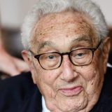 Demonstranti "navalili" na Henrija Kisindžera 10