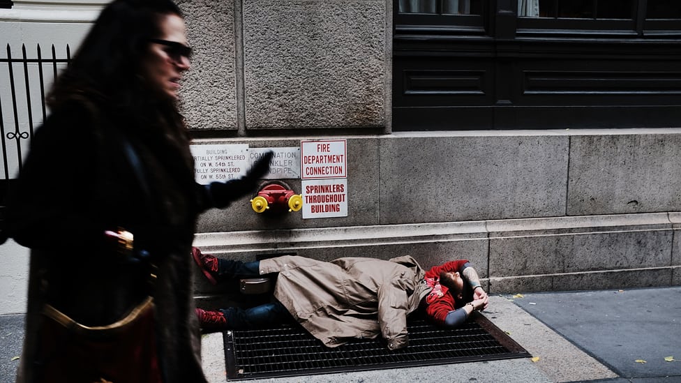 Žena pored beskućnika u Njujorku