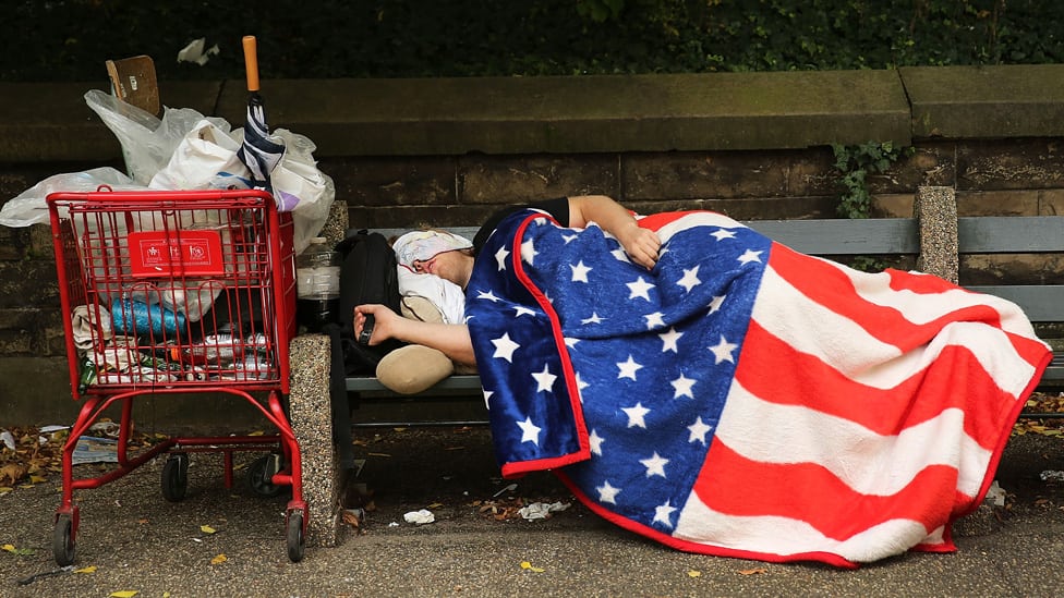 Muškarac spava na klupi u Njujorku