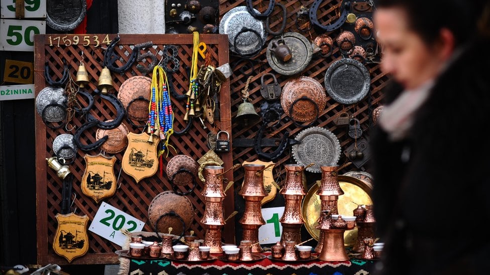 Devojka pored suvenira, Sarajevo