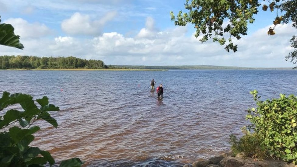 Istraživači traže predmete u jezeru Vidostern u okrugu Jonkoping u Švedskoj