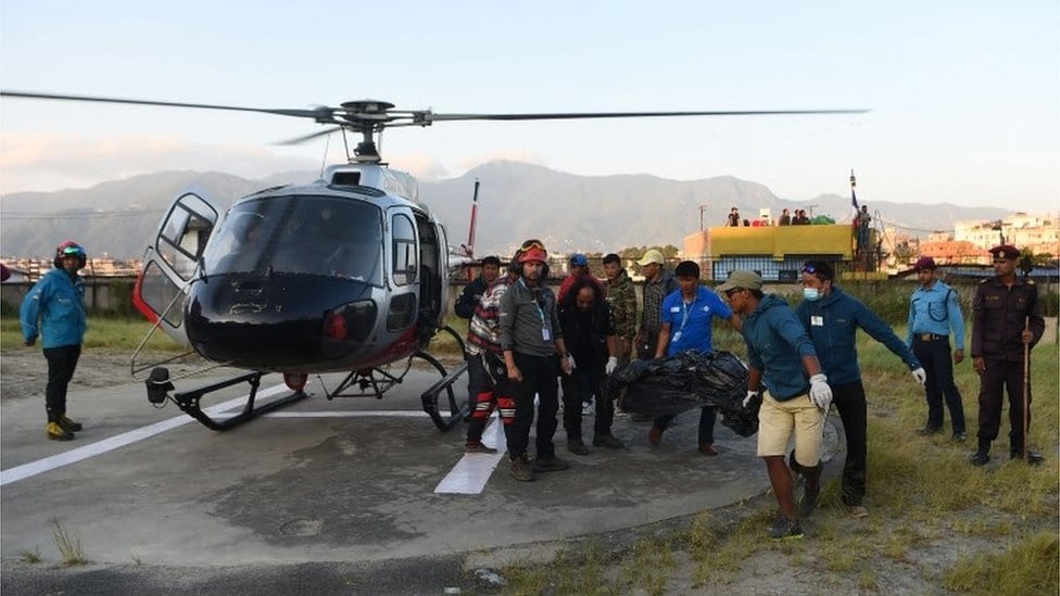 Tela su prenesena na Nepalski aerodrom Pohara i dalje u Kathmandu bolničkim helikopterom