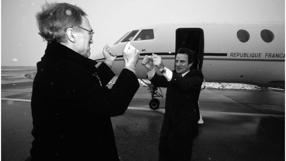 Bernard Kušner napušta Kosovo nakon godinu i po dana na čelu UNMIK-a, 2001.