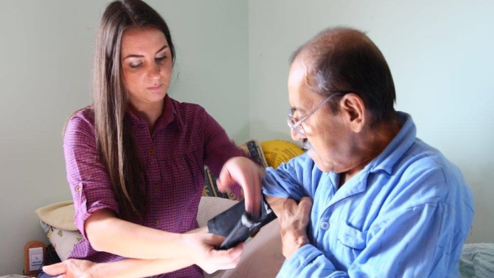 Doktorka meri pritisak pacijentu