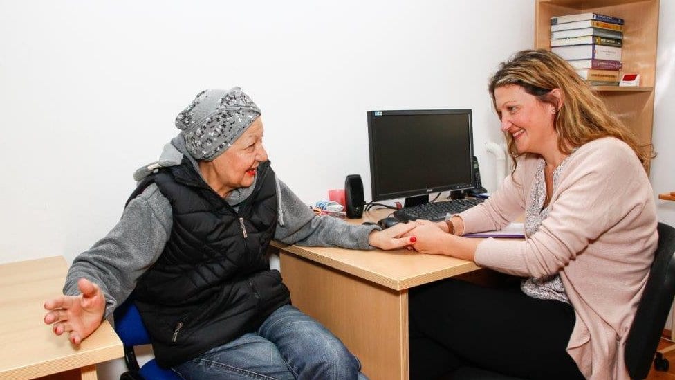 Doktorka pregleda pacijenta