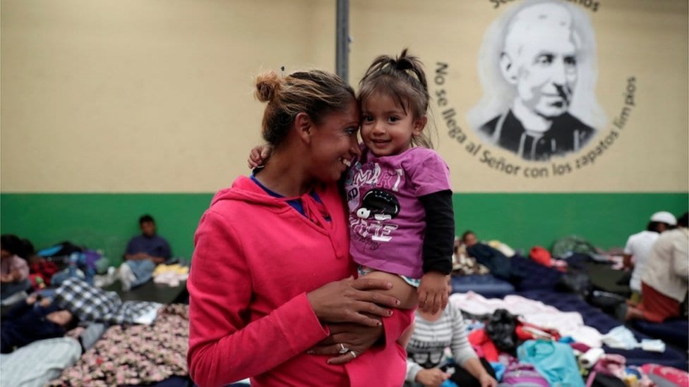 Žena i dete u migrantskom centru