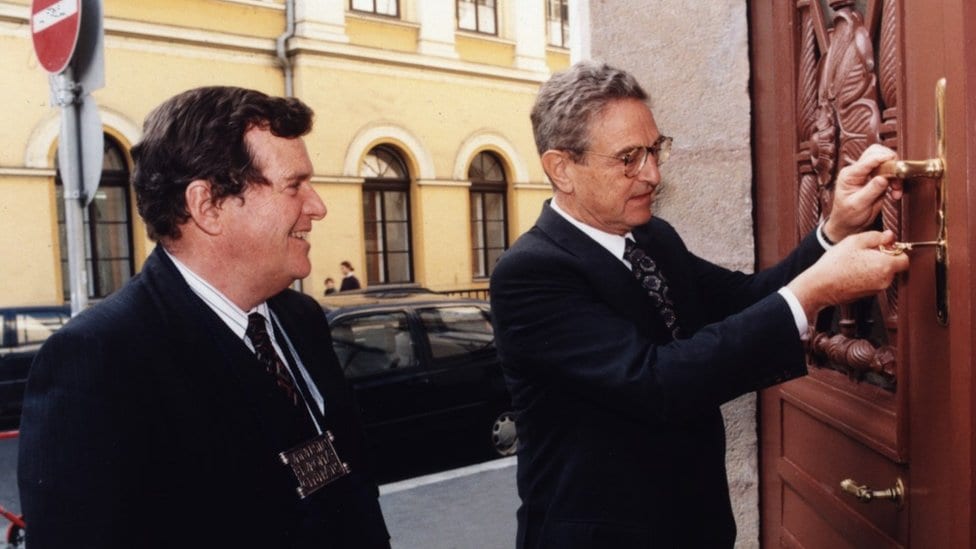 Džordž Soros (desno) na otvaranju CEU u januaru 1995. godine sa prvim predsednik univerzizeta Alfredom Stepanom.