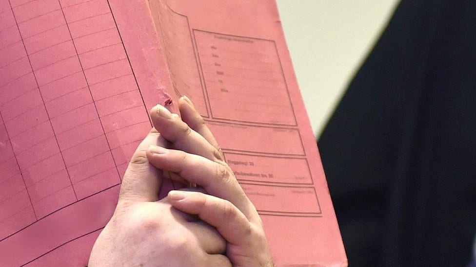 Nemačka: Bivši medicinski tehničar osumnjičen za više od 100 smrti 2 Nils Hogel sakrio je lice pred kamerama na suđenju 2015. godine