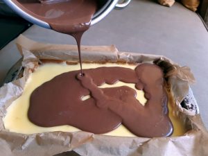 Kolač sa rupicama - Boston Poke Cake (recept) 3