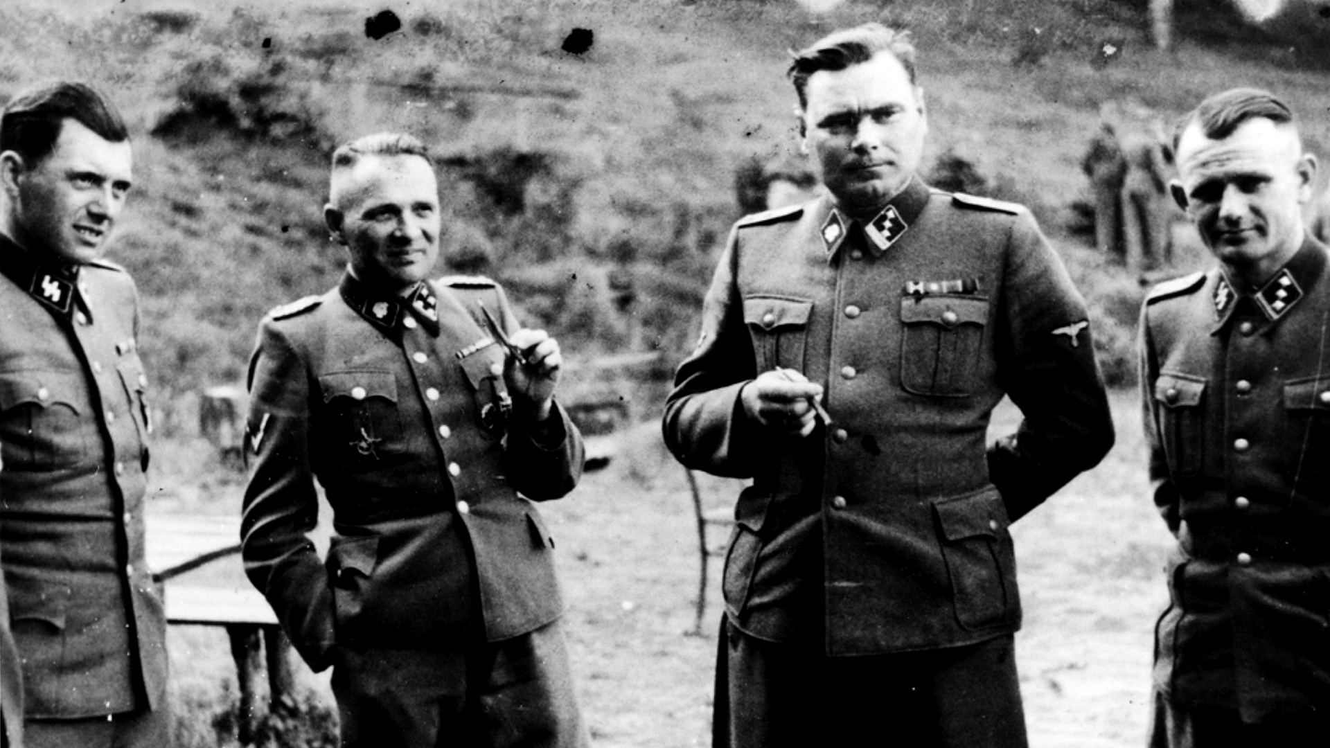 Jozef Mengele (levo) sa ostalim nacističkim oficirima