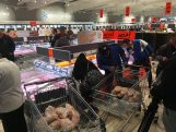 Kupci u Lidlu razgrabili piletinu i banane (FOTO) 7