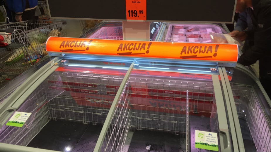 Kupci u Lidlu razgrabili piletinu i banane (FOTO) 1