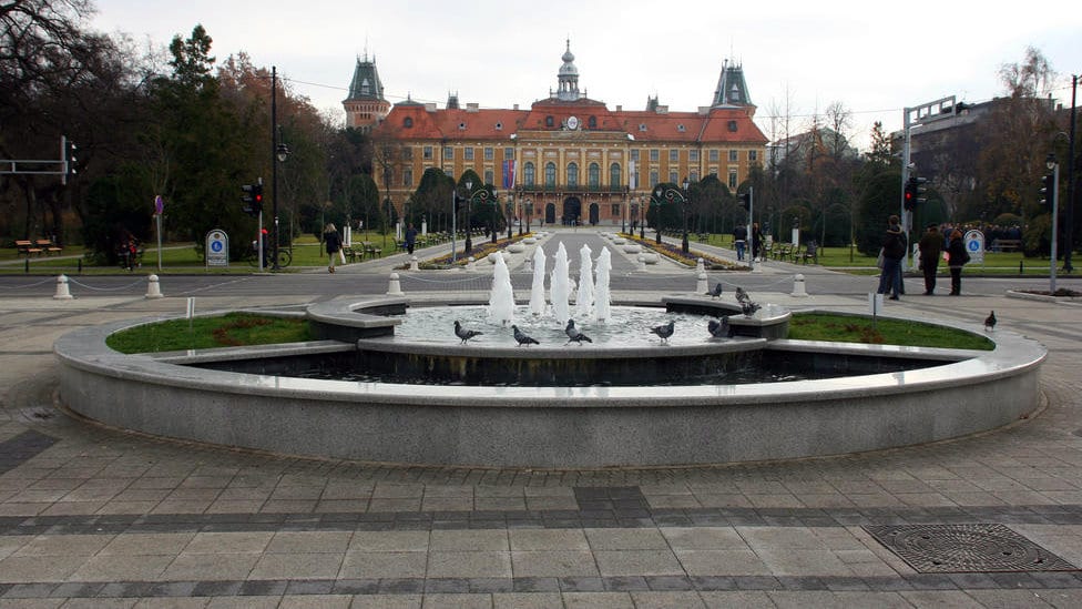 Sombor (2): Pod balkonom kuće Laze Kostića 1