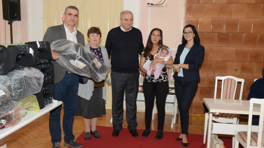 Novčana naknada za bebе 1