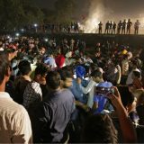 U nesreći na pruzi u Indiji poginulo najmanje 50 osoba 11