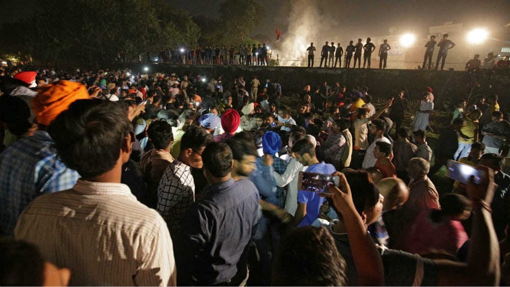 U nesreći na pruzi u Indiji poginulo najmanje 50 osoba 1