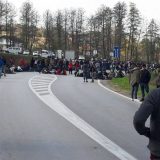 Migranti probili kordon policije na prelazu Maljevac 10