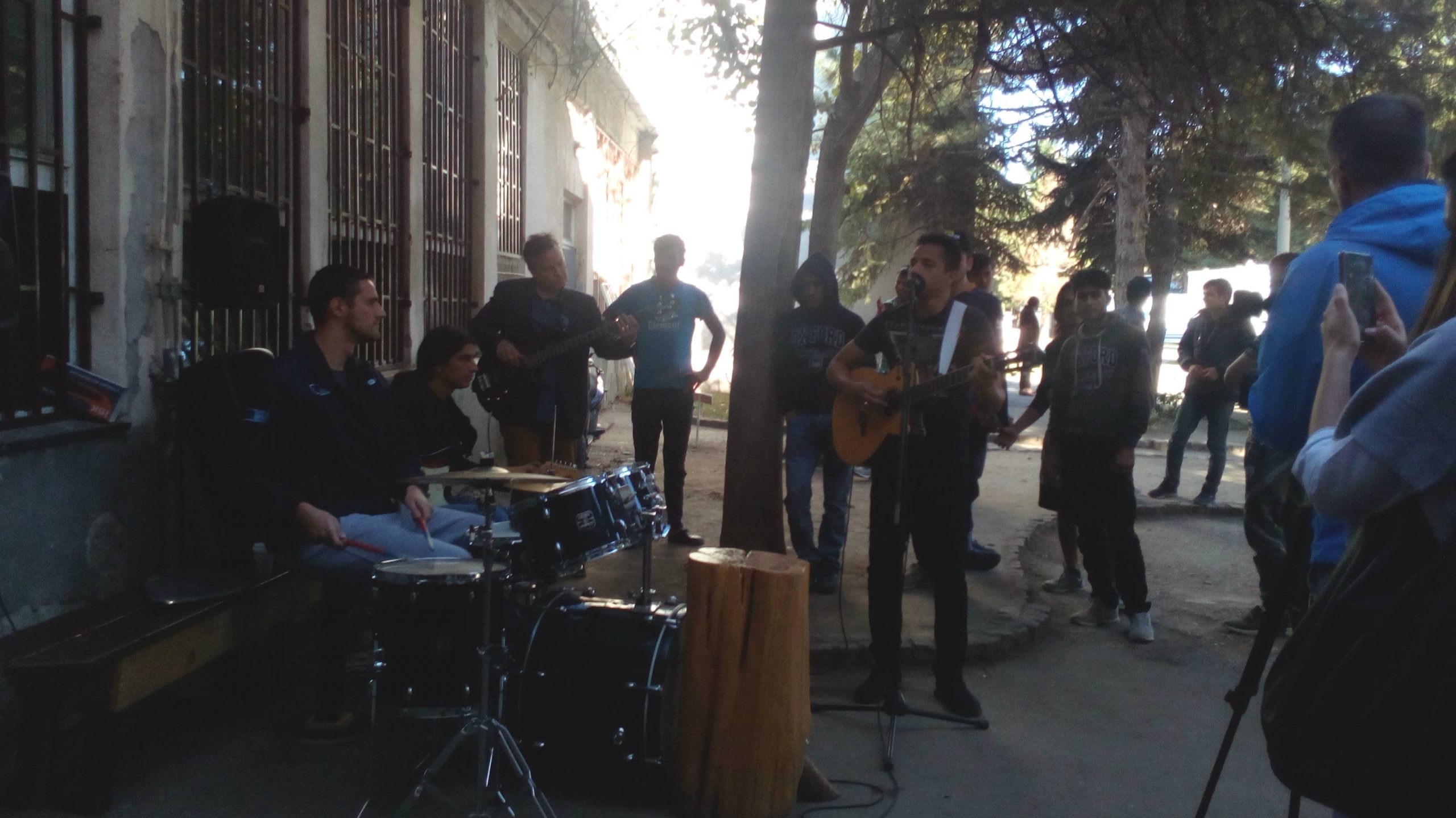 Social Cafe bend nastupio u Prihvatnom centru u Obrenovcu 1