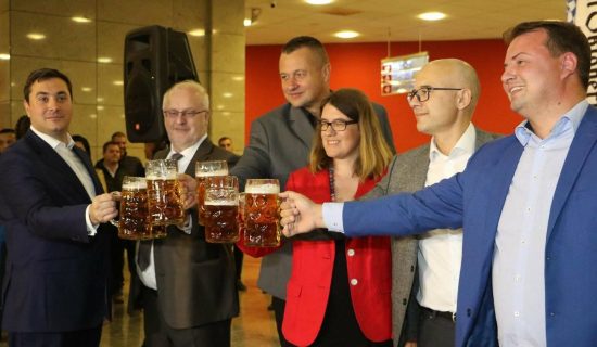 U Novom Sadu izviždani predstavnici grada i pokrajine: Gorki prvi gutljaji piva na domaćem Oktoberfestu (VIDEO) 10